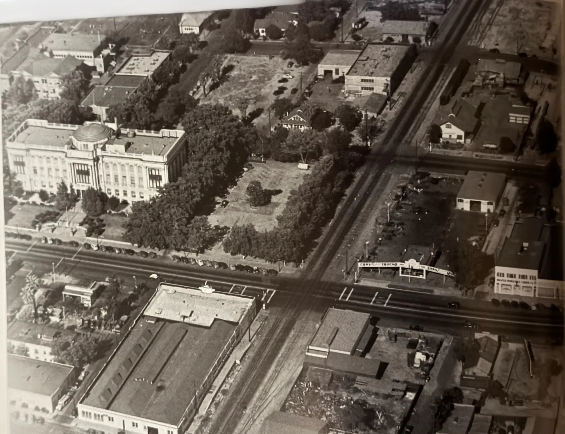 Vista aérea del palacio de justicia de Bakersfield en la década de 1940