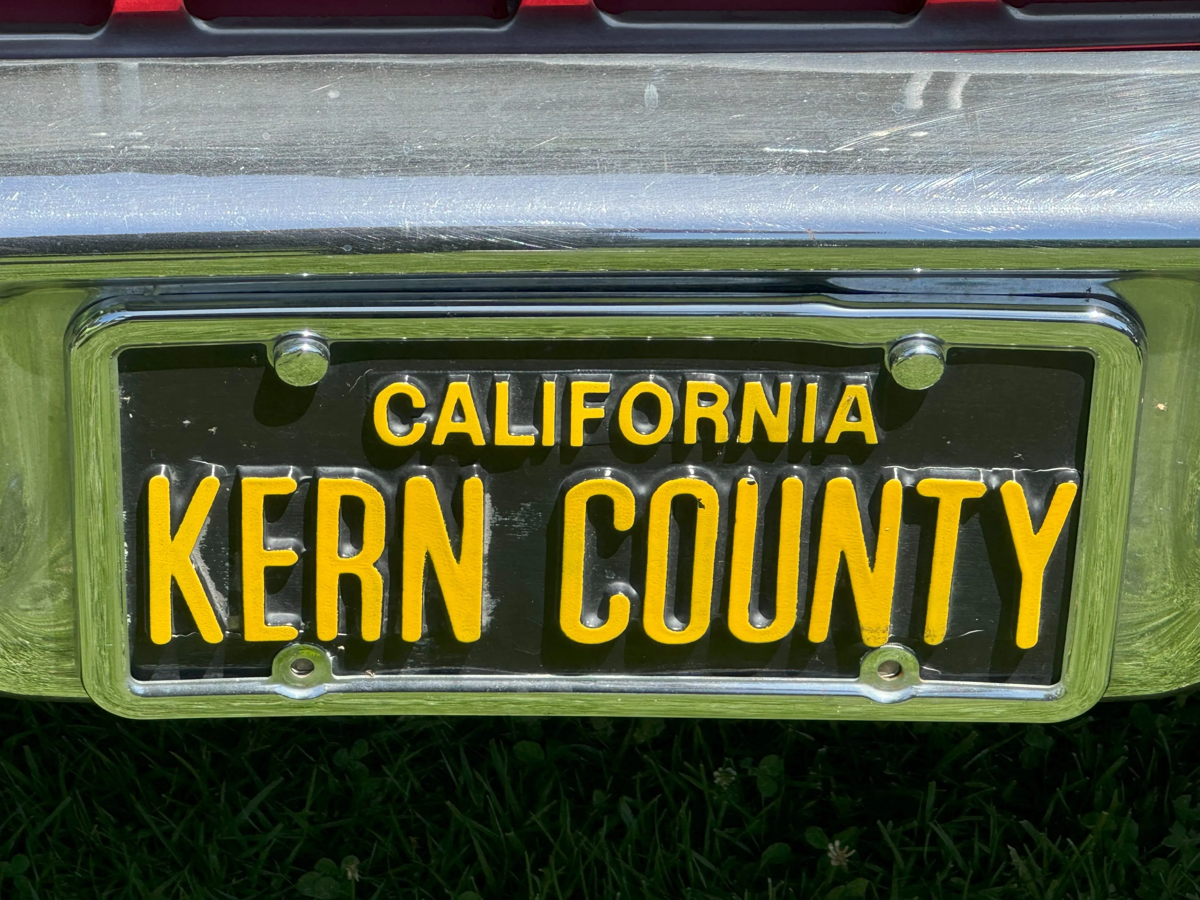 Placa de California del condado de Kern en un vehículo verde lima