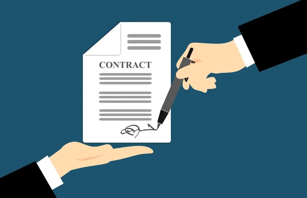 Dos empresarios firmando un contrato de empleo con un bolígrafo