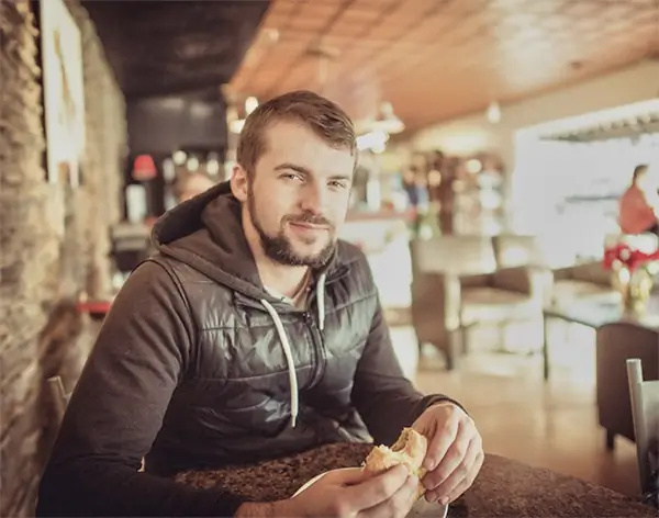 Hombre en Descanso para Comer